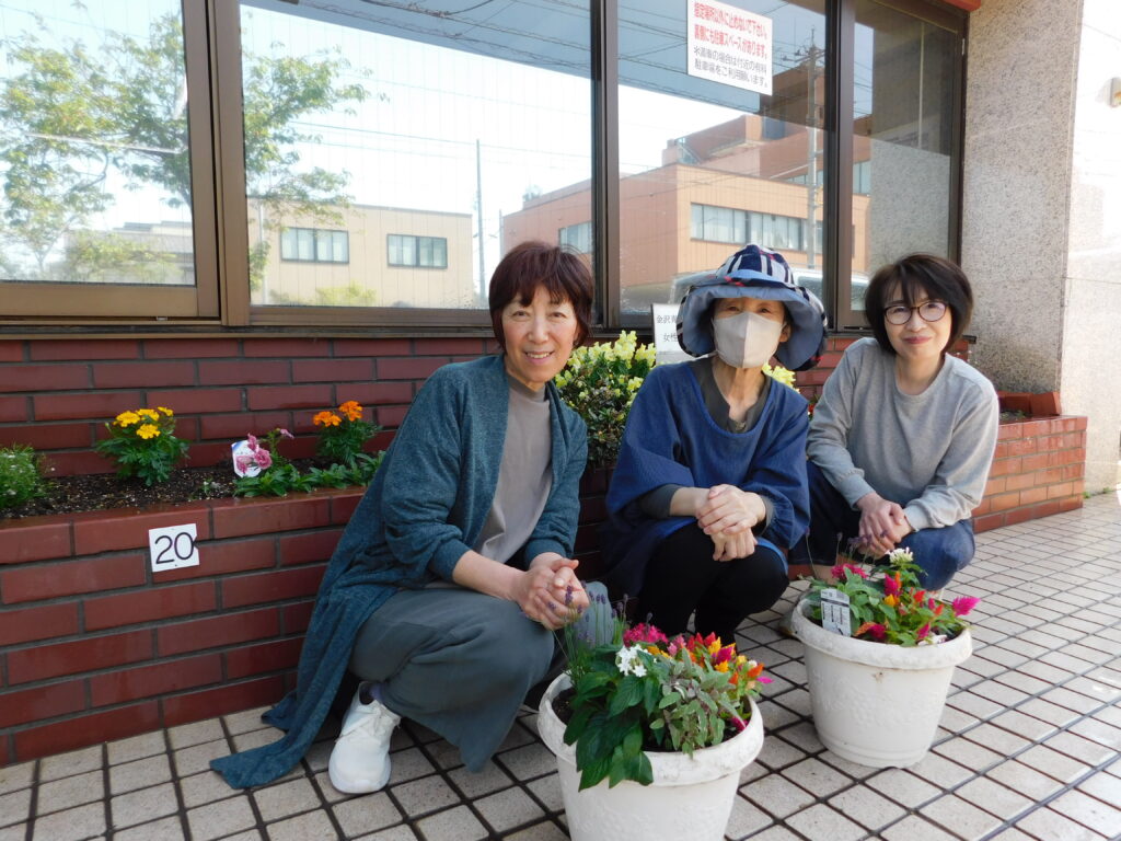 事務局前の花壇に植栽しました