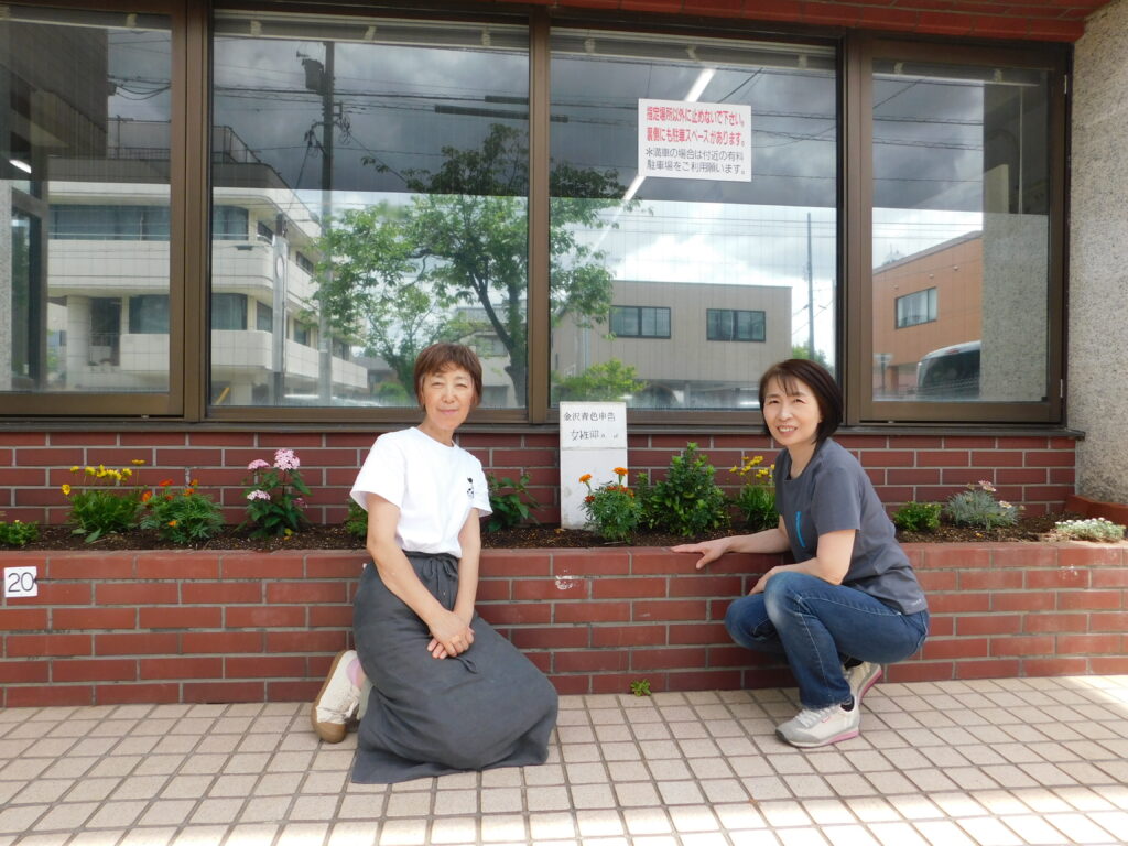 事務局前の花壇に植栽しました