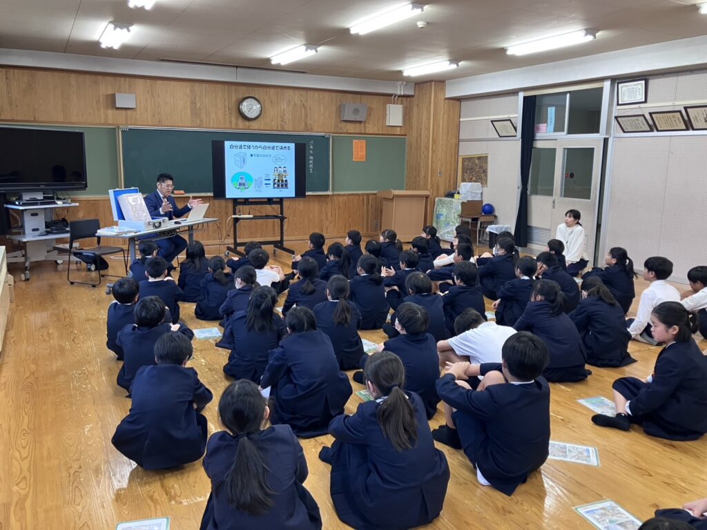 長坂台小学校で租税教室が開催されました。